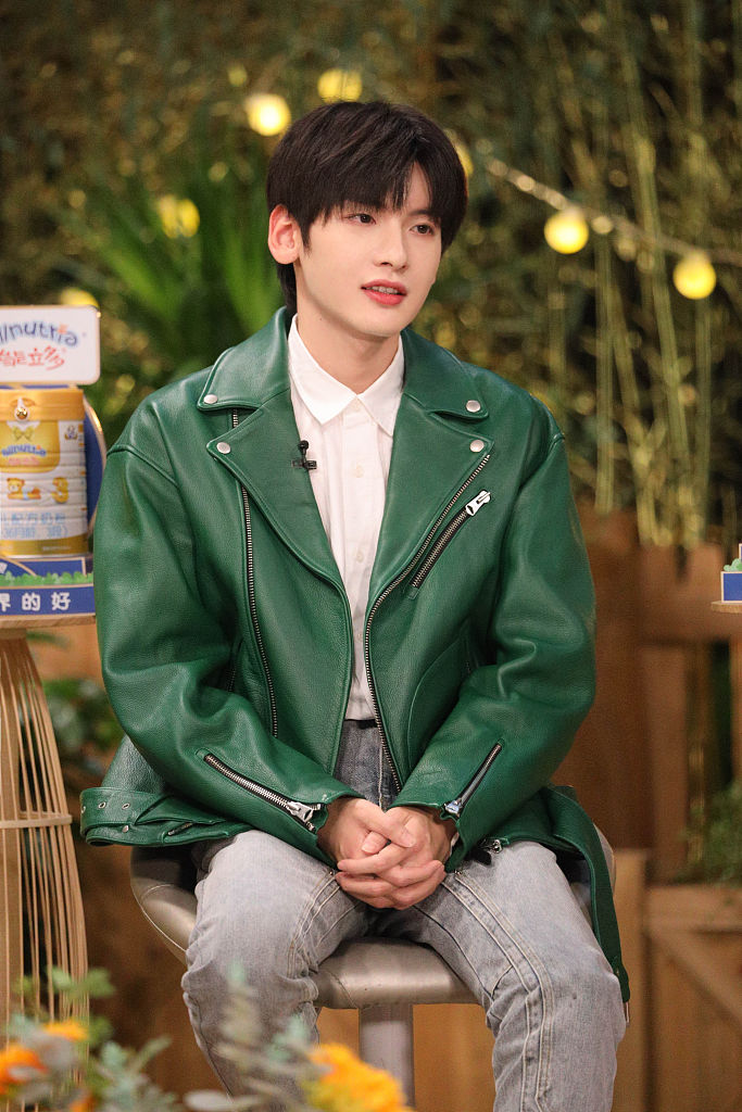 翟潇闻《喜欢你我也是》录制花絮曝光 穿绿色皮衣复古帅气