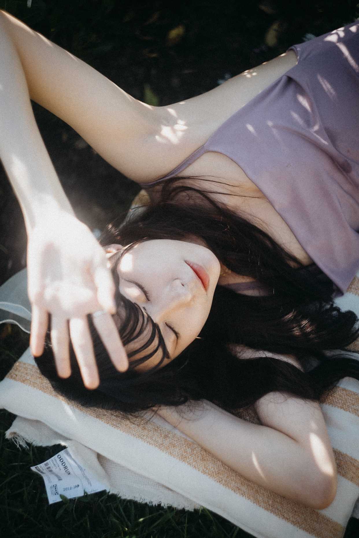 美女户外唯美随拍,凸显朦胧美感