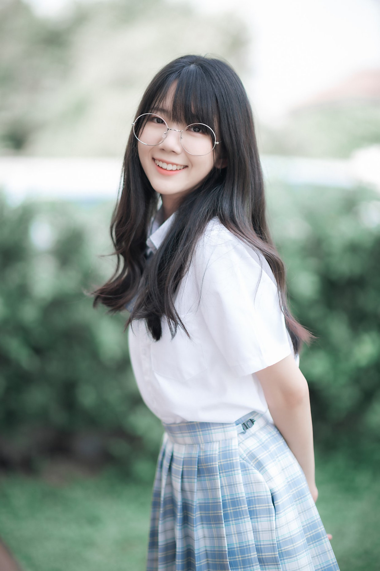可爱的眼镜美眉穿jk出游随拍