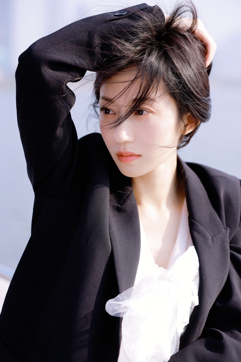 穿黑西服的美女,很酷很飒,黑色调能够提升女人气质