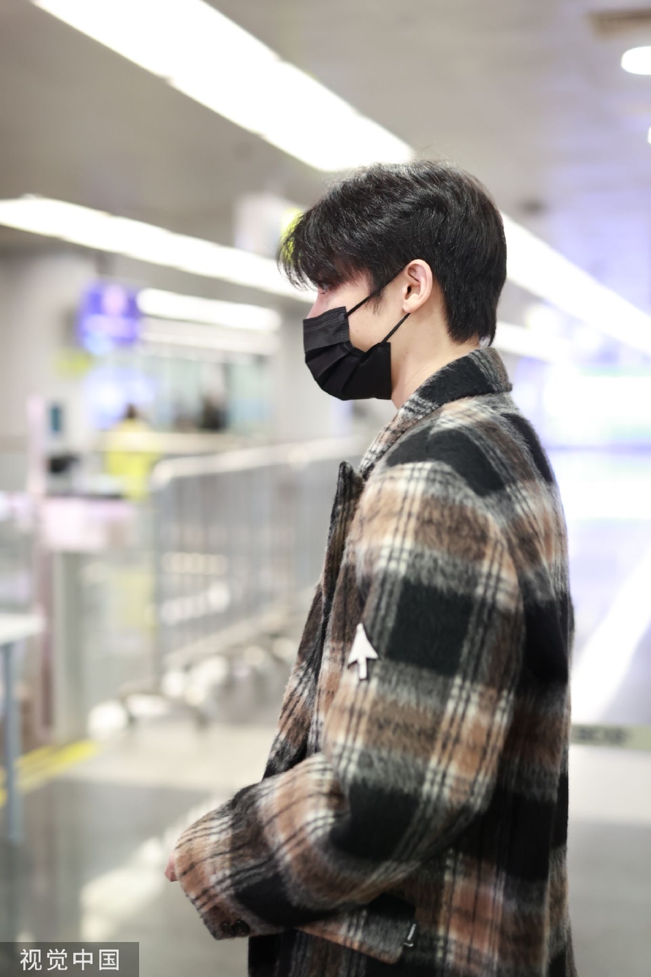 组图:侯明昊穿格子大衣现身机场 身材比例优越十分惹眼