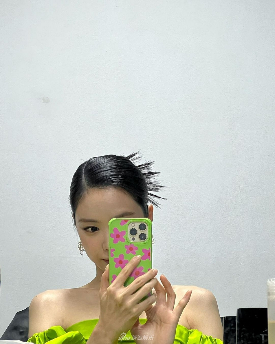 组图:apink孙娜恩穿抹胸绿裙自拍 露直角肩美丽冻人