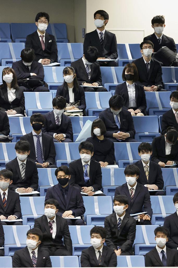 东京大学举行新生入学典礼 学生戴口罩保持社交距离