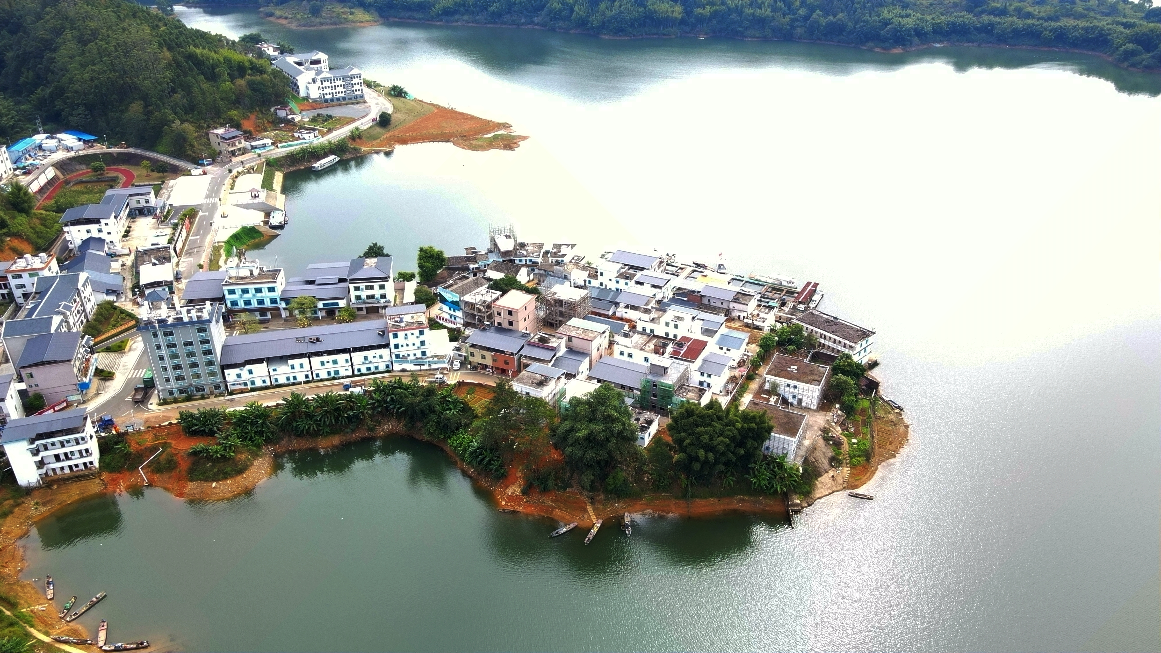 航拍广东万绿湖畔最美小镇-半江镇,人口不足1万人,风景如画