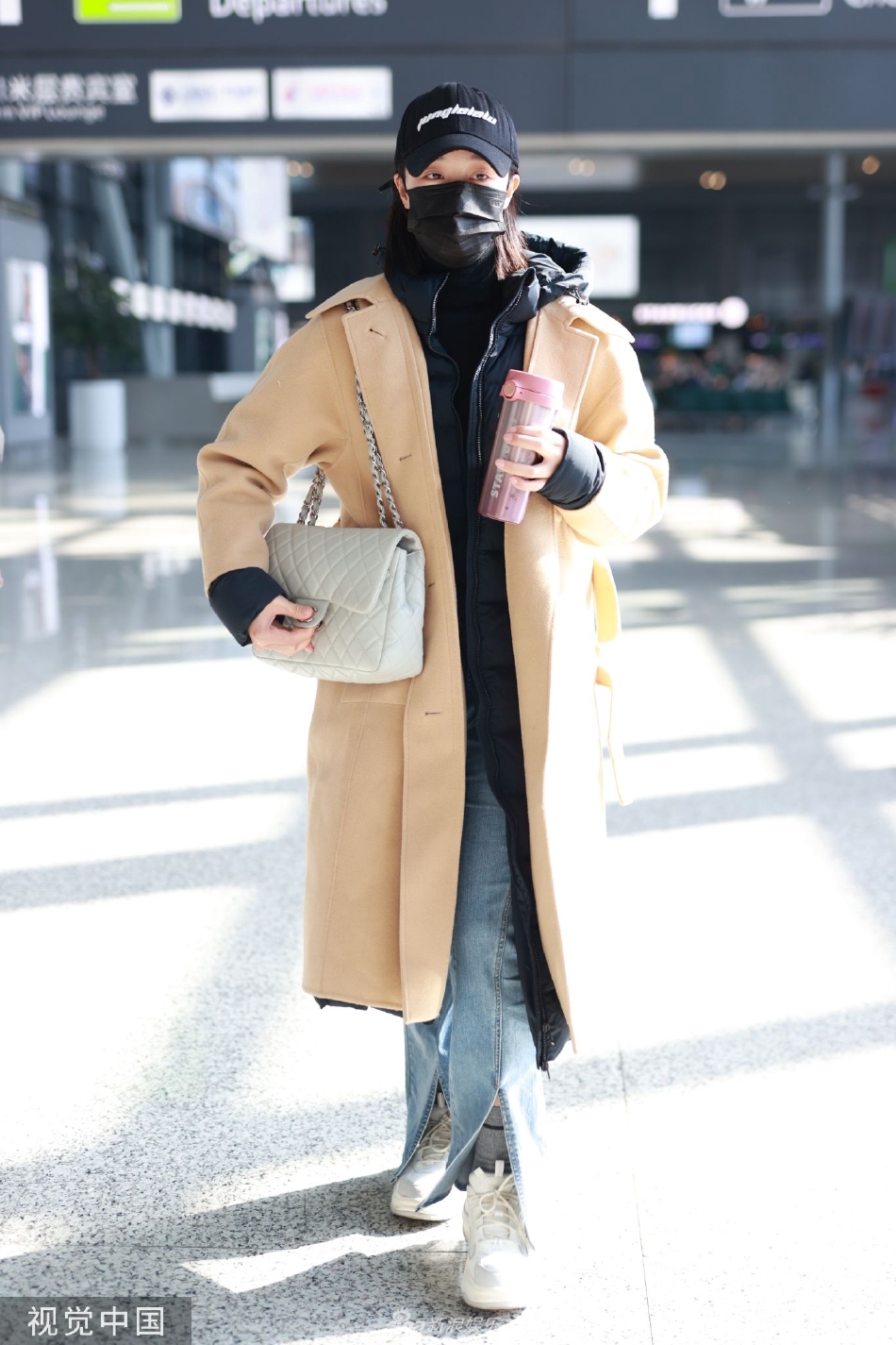 组图:蓝盈莹穿咖色大衣现身机场 包裹严实显保暖