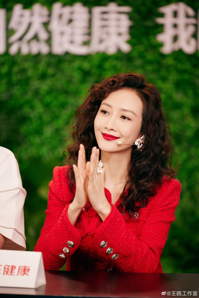 王鸥卷发红衣港风造型出席品牌直播活动 红衣惹眼活力减龄