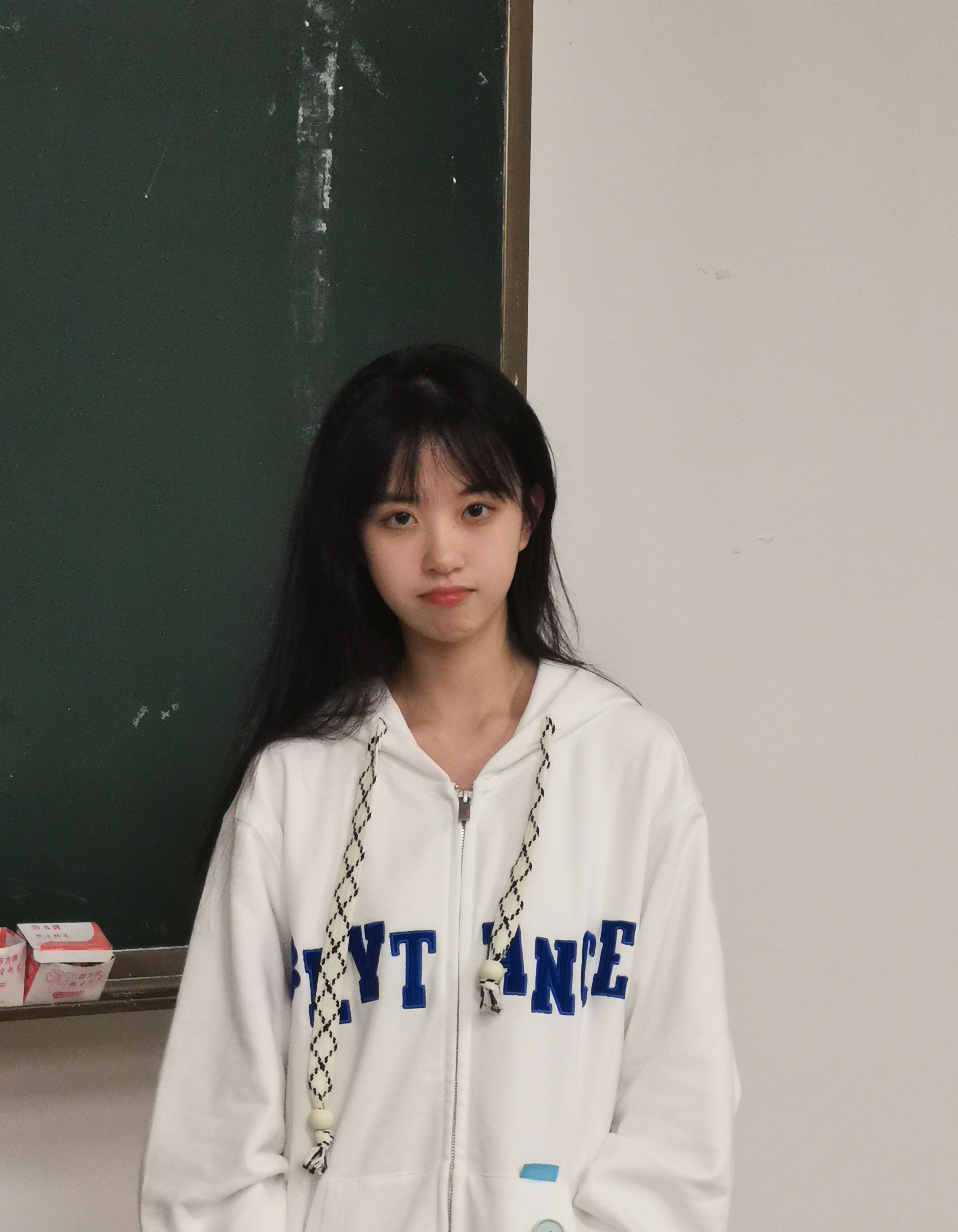 济南的大学封校,山师的小学妹只能对着宿舍的穿衣镜自拍啦!