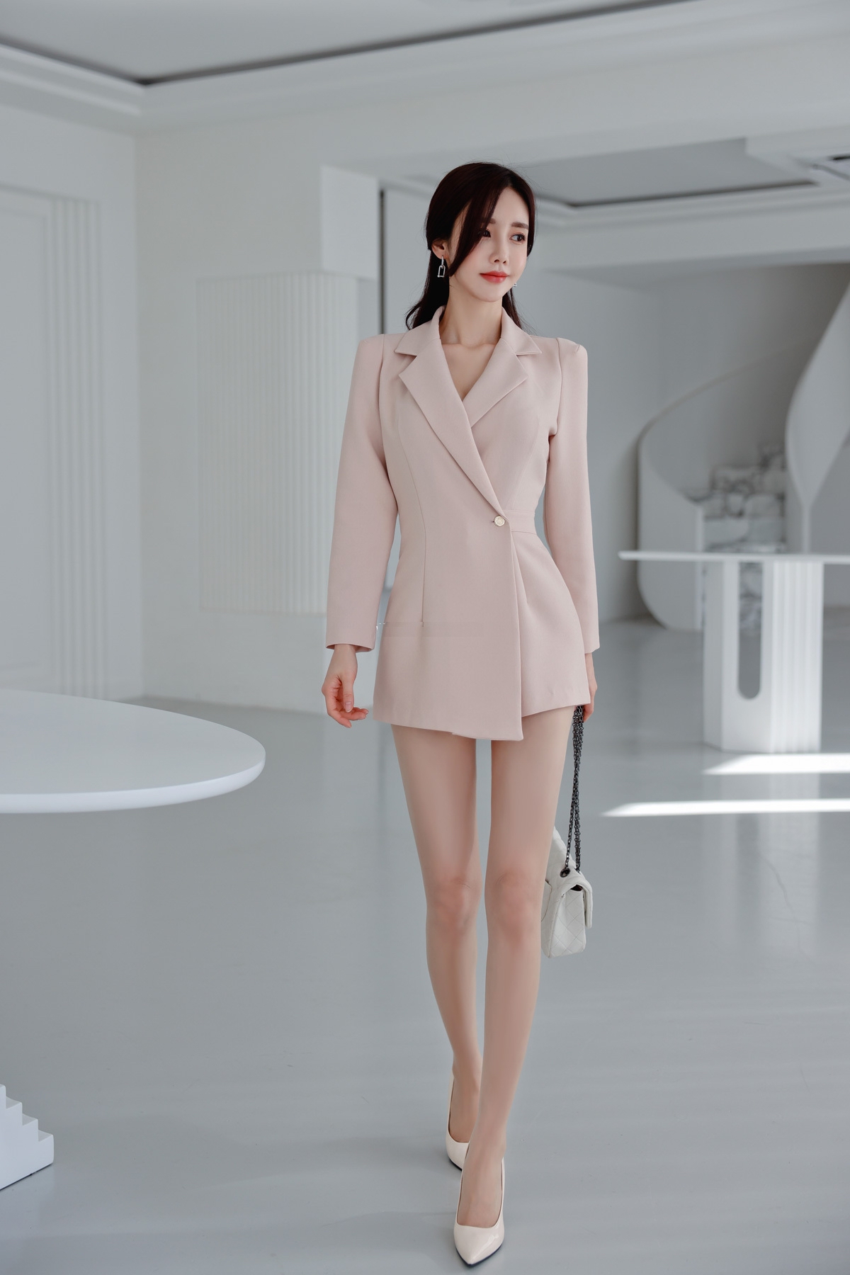 韩国女神孙允珠日常穿搭:巴黎轻盈粉色西服套装,显优雅知性美