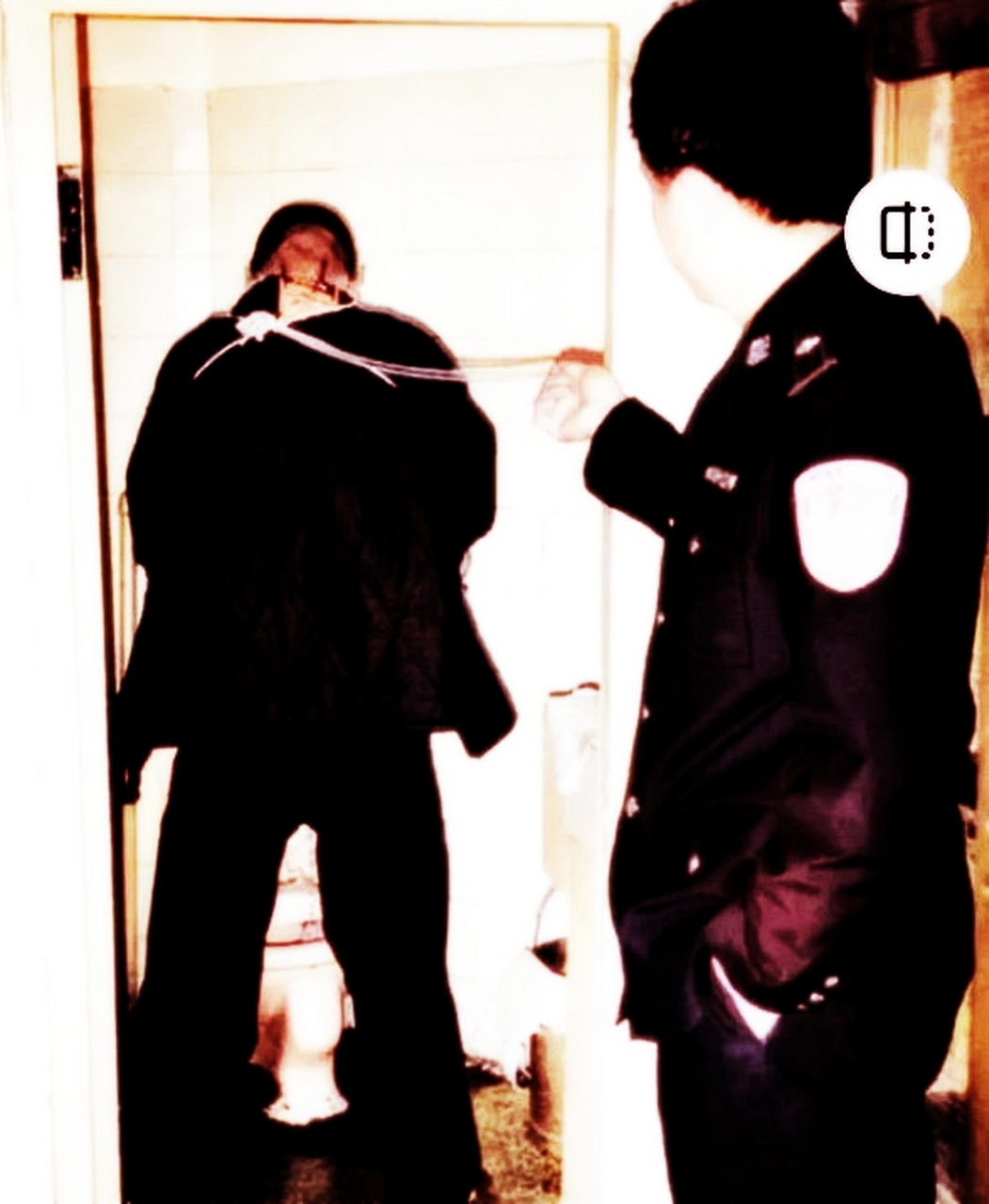 这是行刑死囚当晚的现场!有人看到他脖子上系着绳子上厕所!