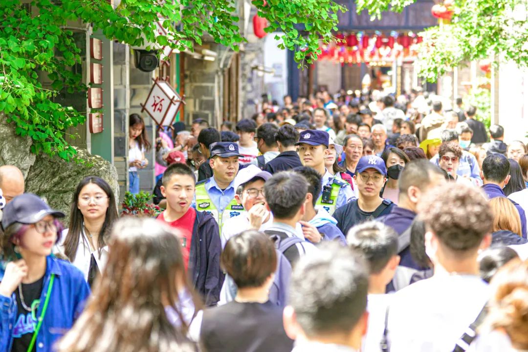 成都对警察免费的景点图片