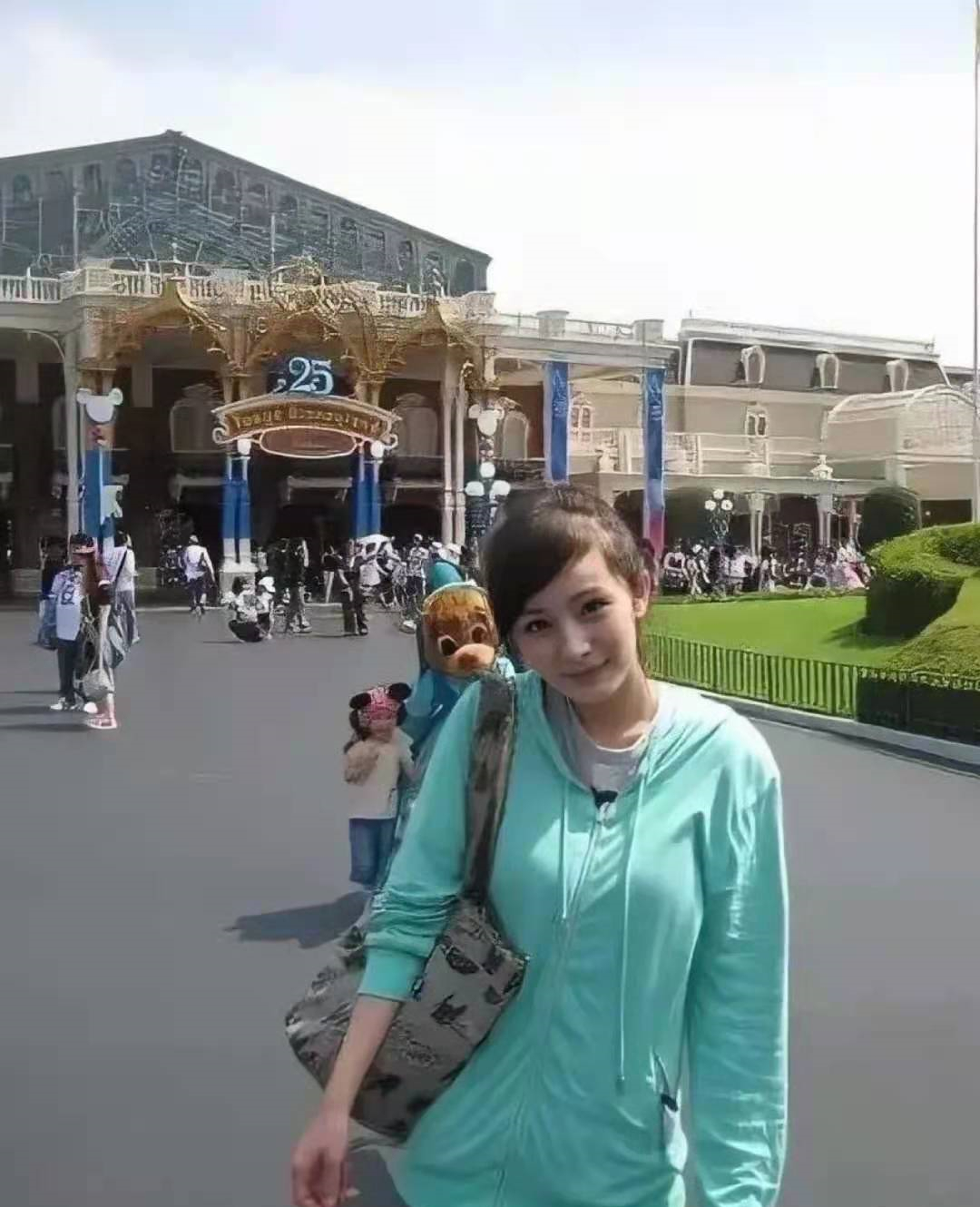 杨幂早年罕见旧照曝光,五官精致宛若洋娃娃,被赞是颜值巅峰