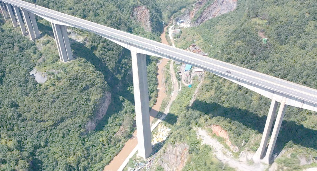 贵州赫章特大桥:桥墩高达195米,被誉为"亚洲第一墩",展现中国基建实力