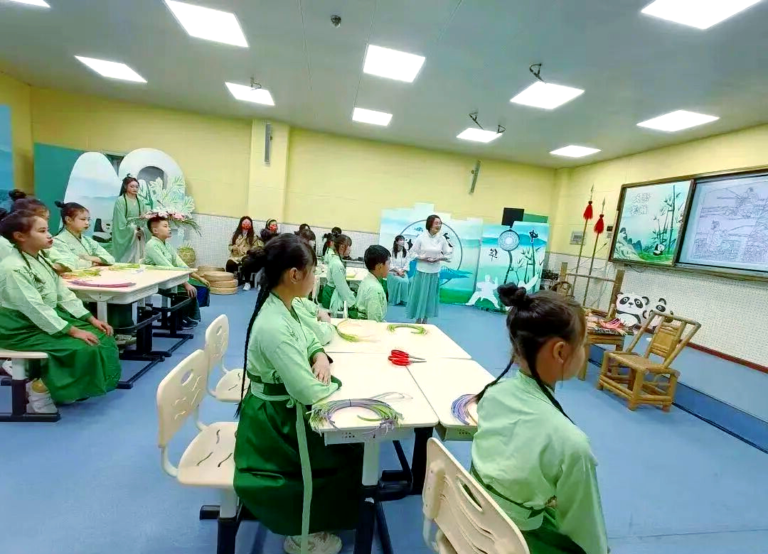 都江堰市李冰小学:创新课堂实践与跨文化交流