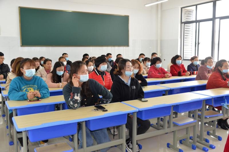 解放路三小将军路校区召开毕业班家长会暨小学生心理健康主题教育讲座