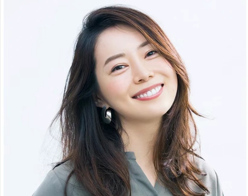 女人到了四十岁之后选择发型要慎重!试试这几款长发,温柔又高级