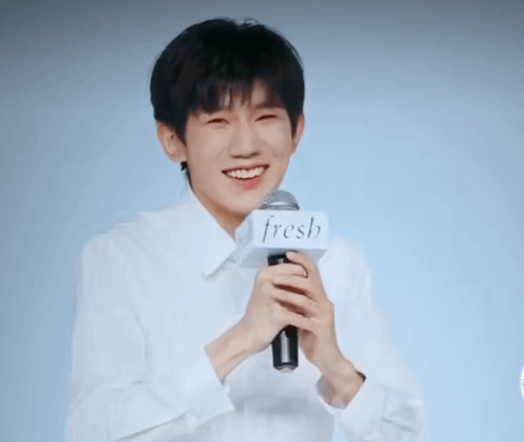 王源摸后脑勺杀合集,又可爱又帅气