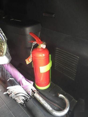 汽车行驶过程中,若发生火灾,灭火器的摆放位置及操作方式显得尤为重要