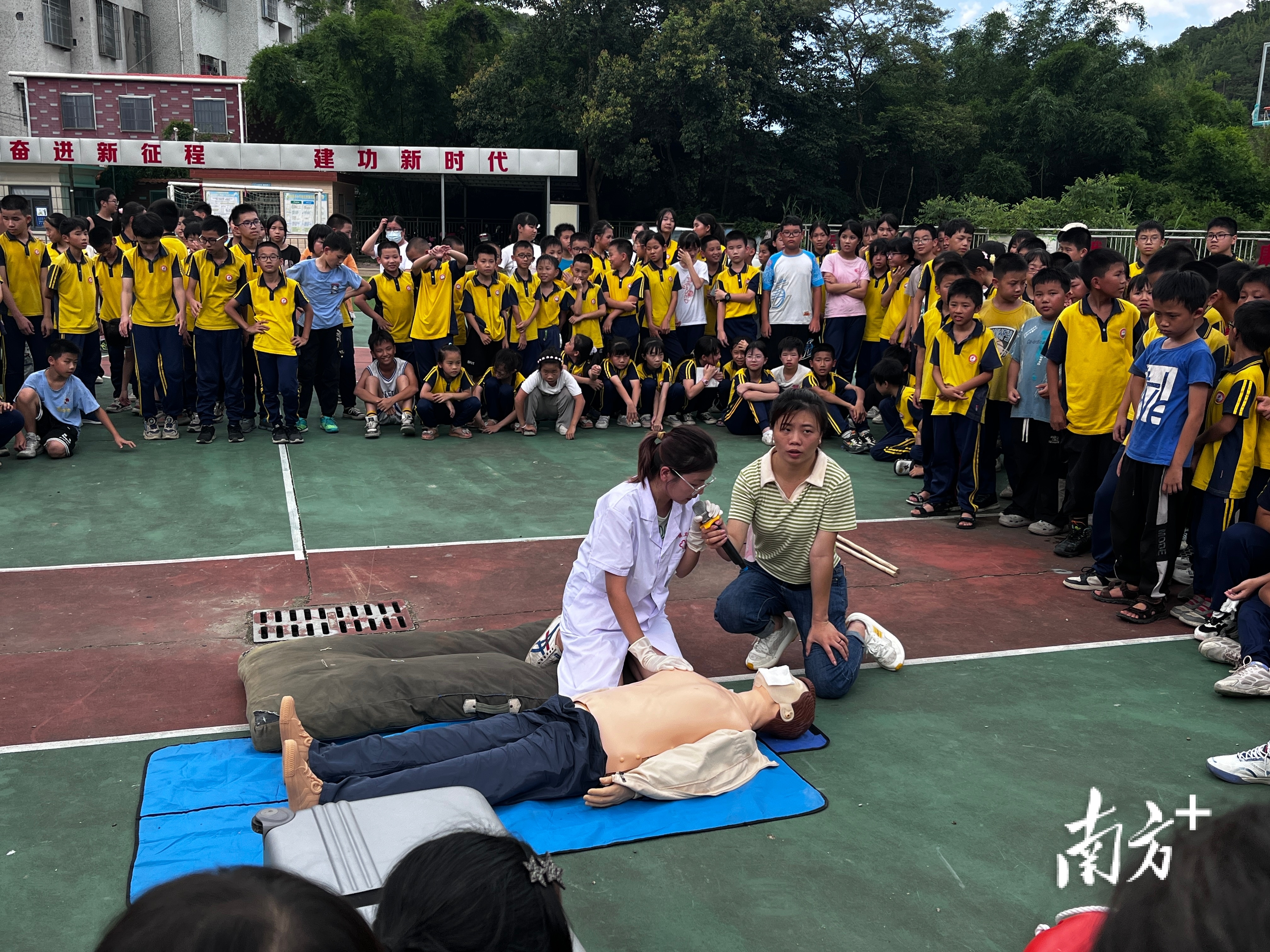 大埔县银江镇举办预防学生溺水应急演练