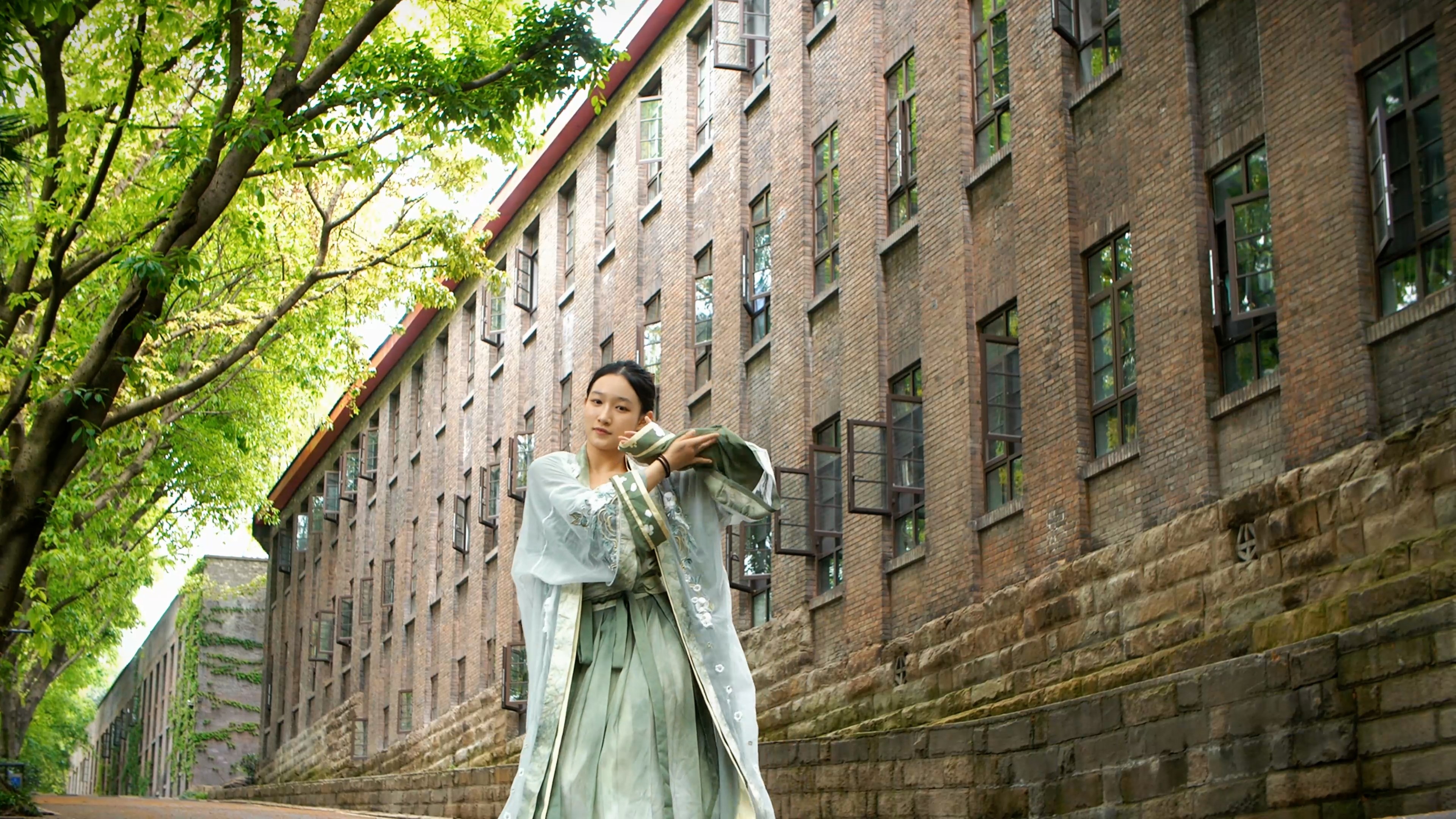 走进重庆市南开中学——看衣承古韵美 带系华夏魂