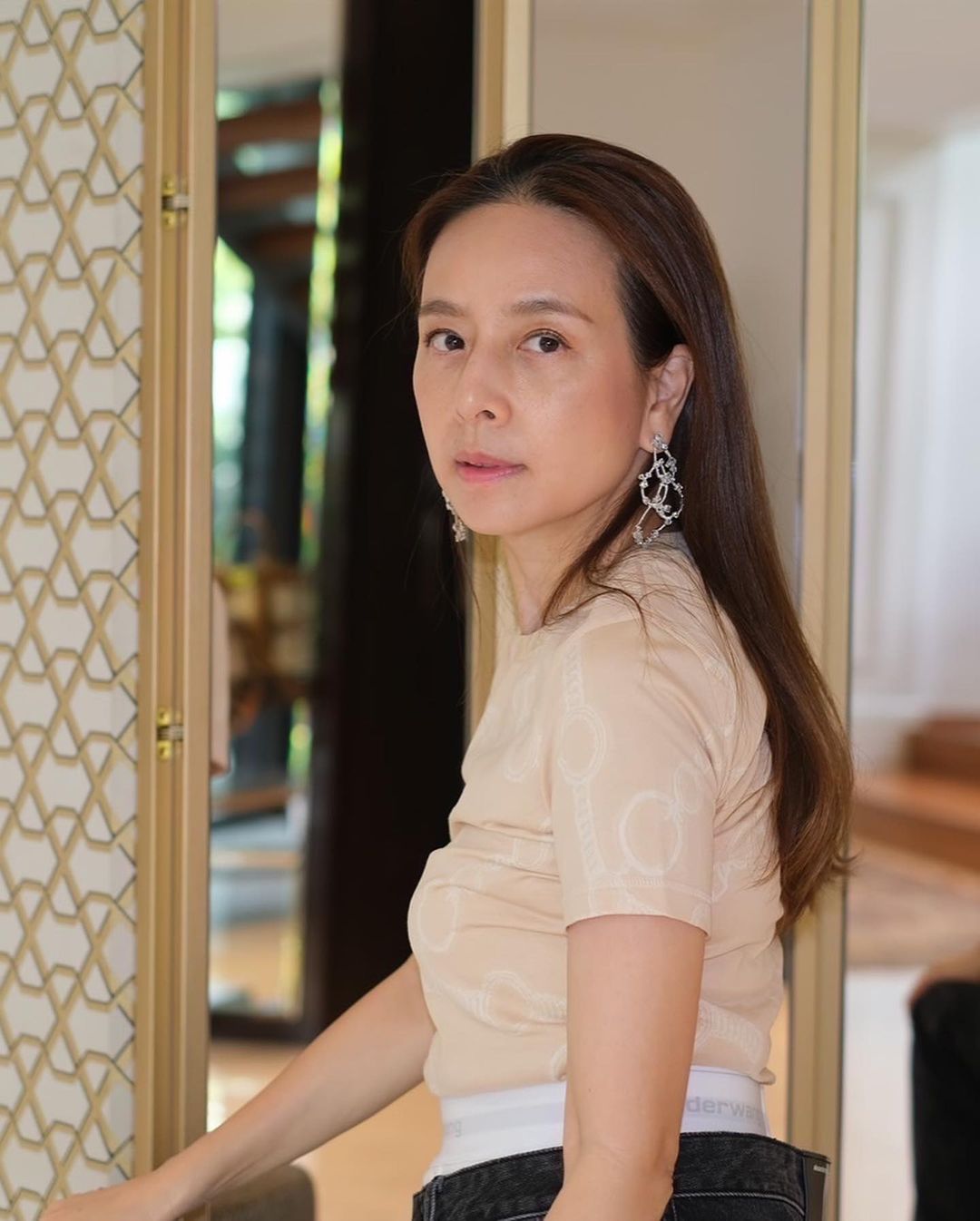 55岁"冻龄美人"伍伦盼,戴流苏耳环仙气极了,穿丝绸套装显贵气