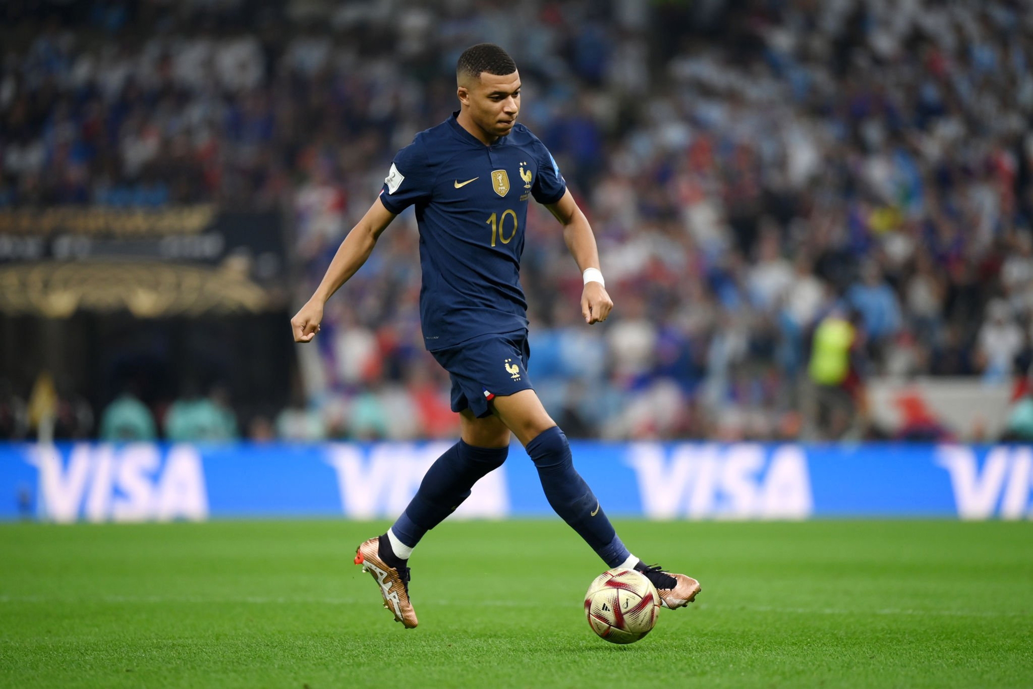 调皮了!姆巴佩被拍到不雅庆祝:复制世界杯阿根廷门将之举