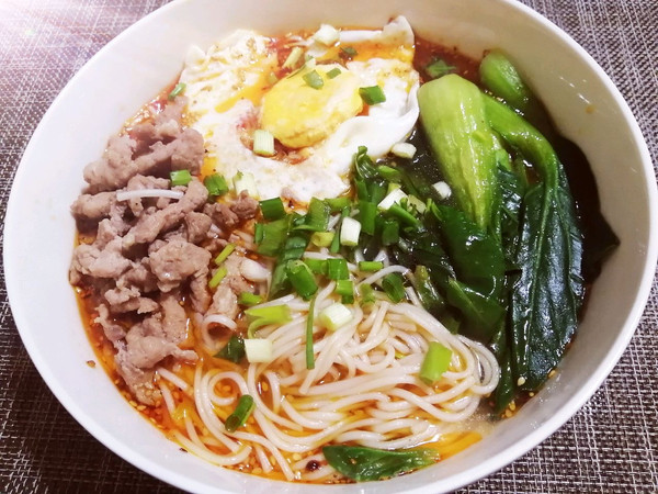 鸡蛋肉丝青菜面,踏实而温暖的家常味道