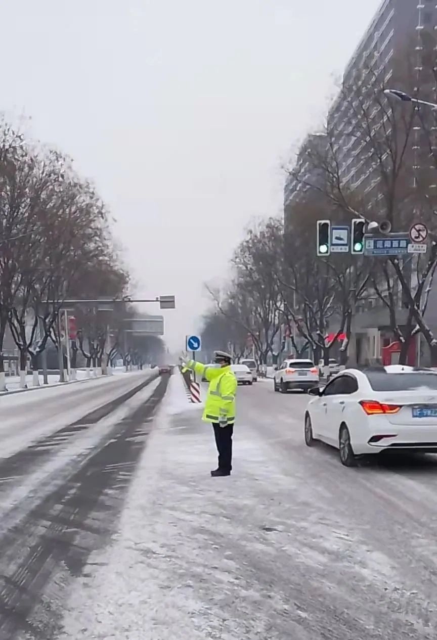 风雪我在岗丨涿州交警全力保障雪天道路交通安全!