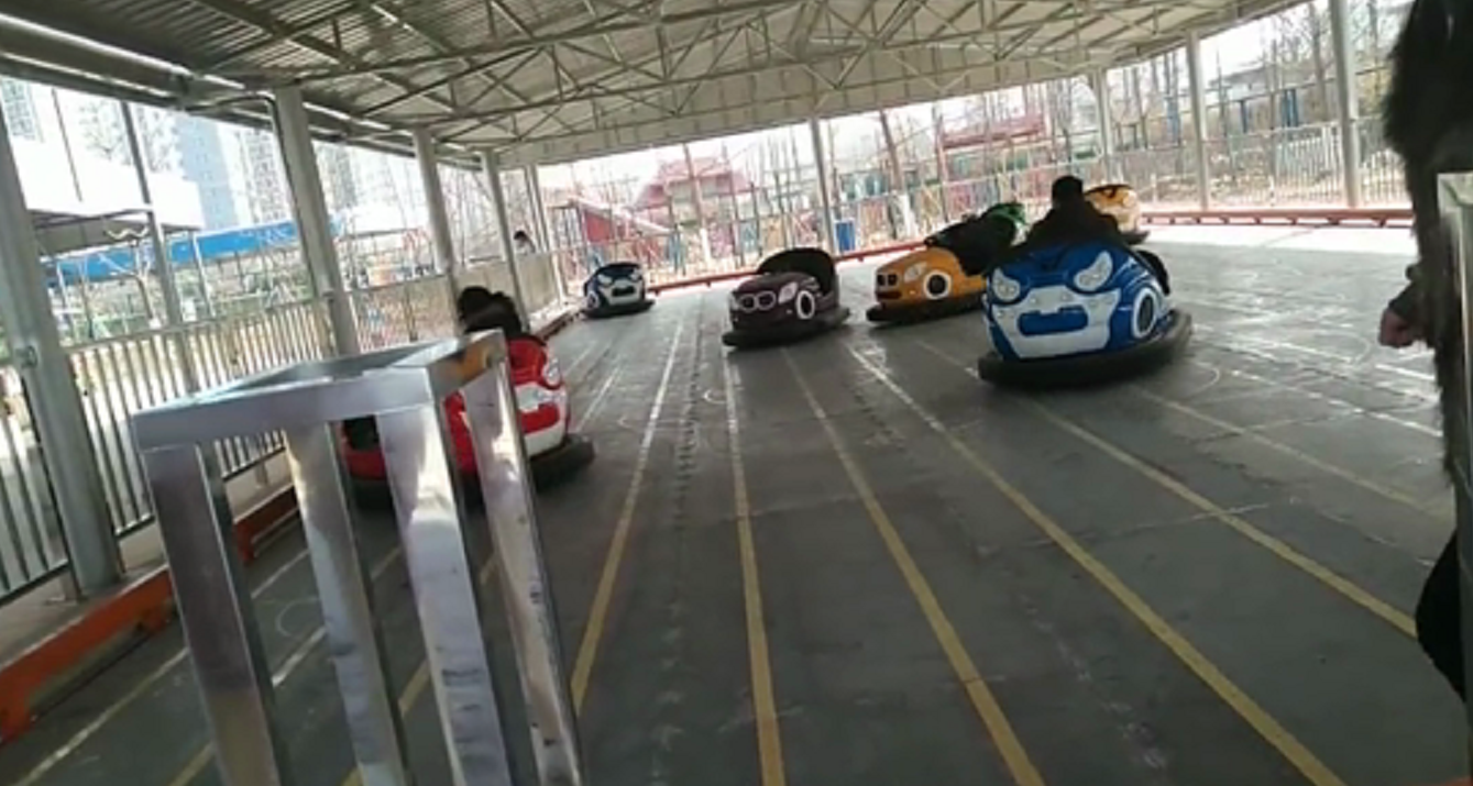 不同碰碰车厂家的导电地板有什么区别?