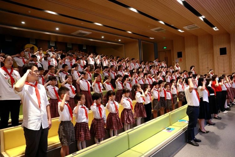 香山里小学举行第一批少先队员入队仪式