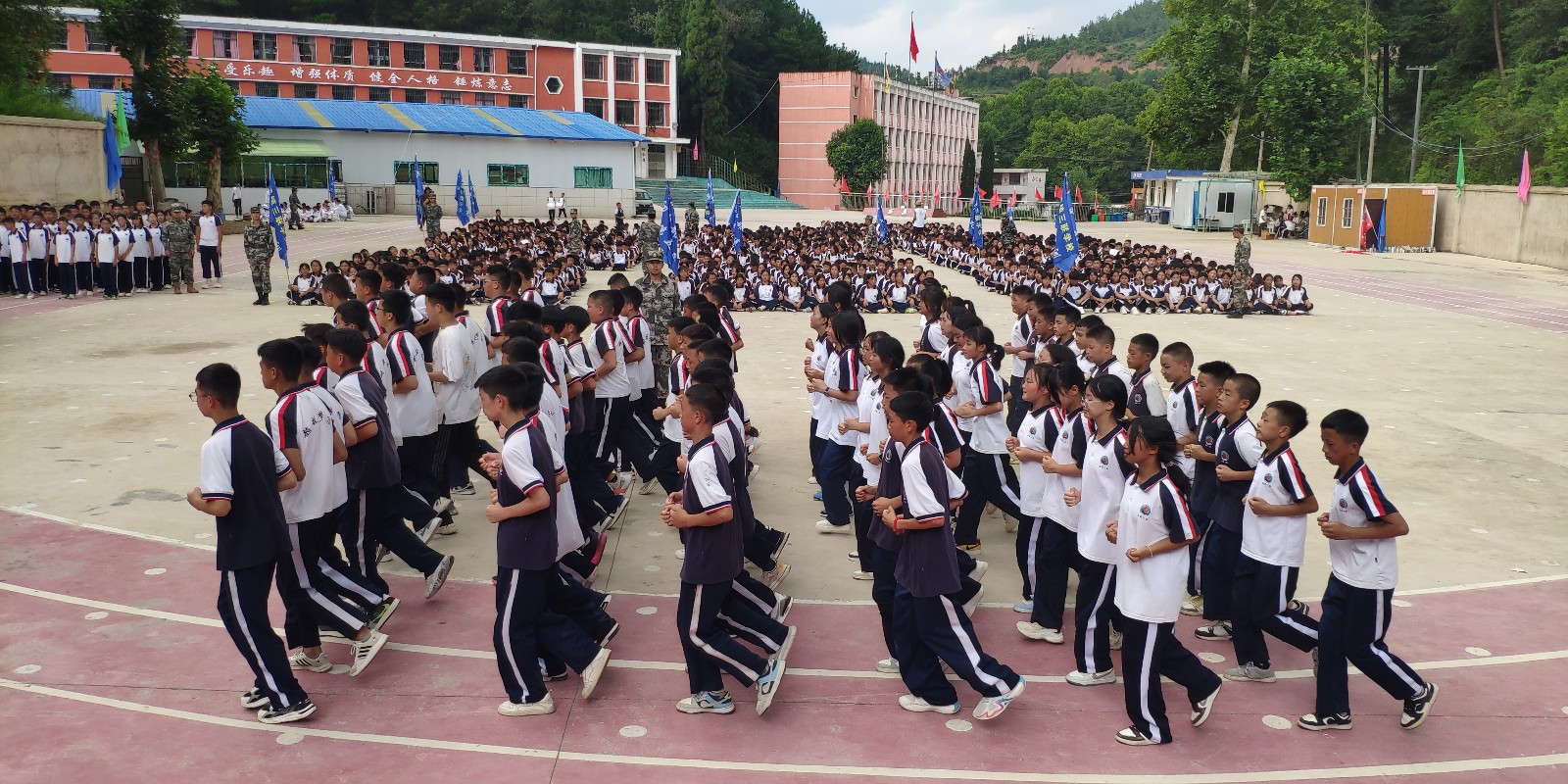 清镇三联学校举行2023年秋季学期军训汇报表演暨总结表彰大会