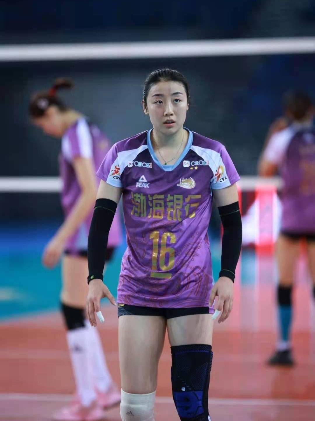 女排姚迪比赛照,颜值被低估,身材稍显圆润,大腿屁股肥嘟嘟!