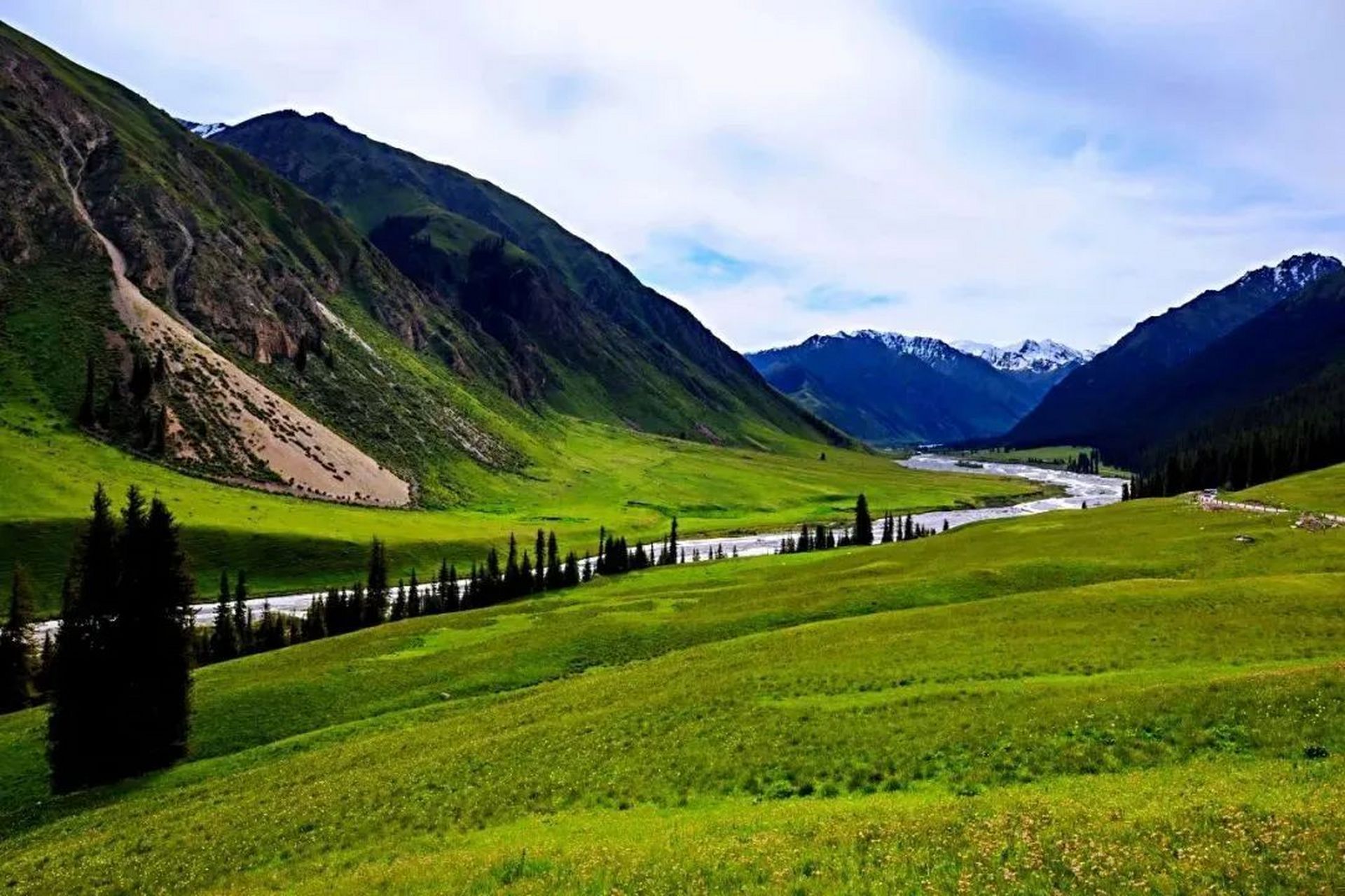 每年的七月份,在昭苏湿地公园会举办盛大的"天马节", 在这里除了在