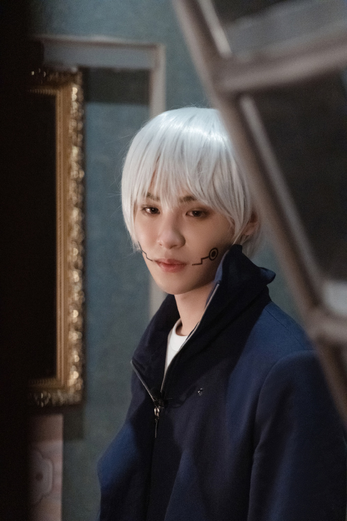 黄明昊cos狗卷棘高清剧照来袭 白发造型突破次元壁变身"撕漫男"