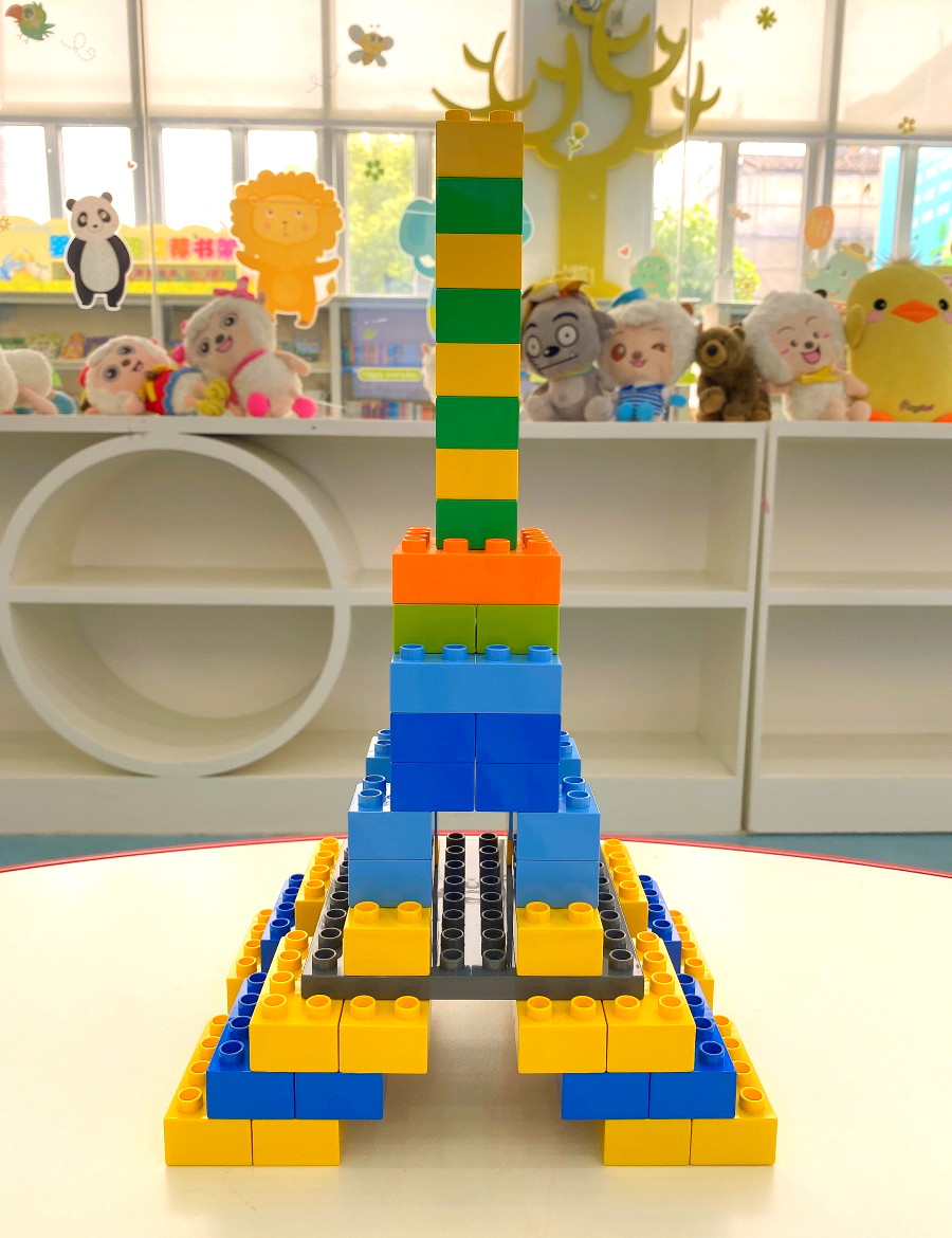 用乐高积木拼搭埃菲尔铁塔,体验巴黎风情之旅