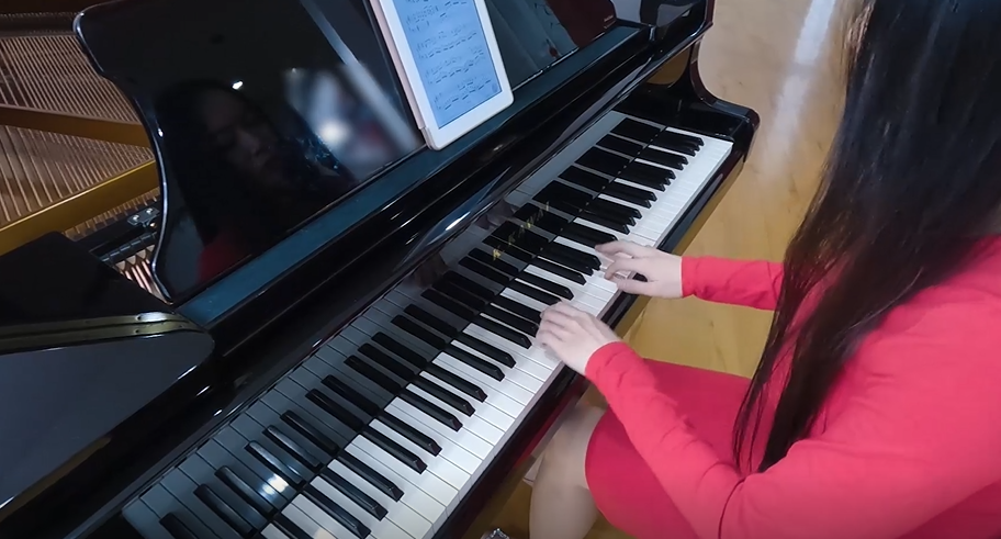 旅加青年徐梓祺用琴声祝福党的百岁生日