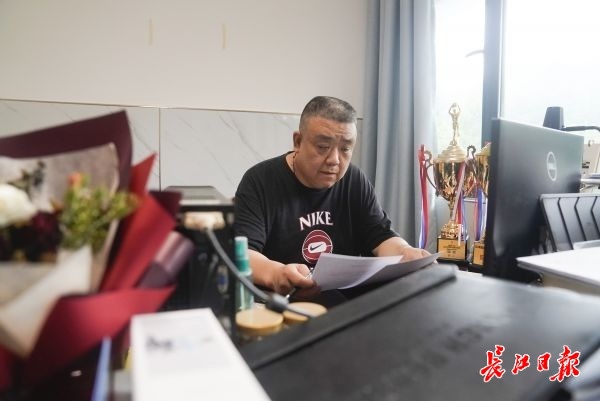 带出国家冠军队的武汉二中篮球"老爹"李勇:"一无所有"又"无所不有"