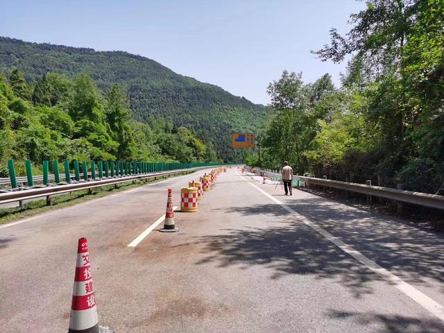 广巴高速路基沉降 仅留一条车道通行