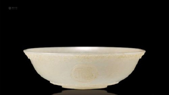 老人拿出一只玉碗,一口要价200万,专家看了碗底,劝老人上交