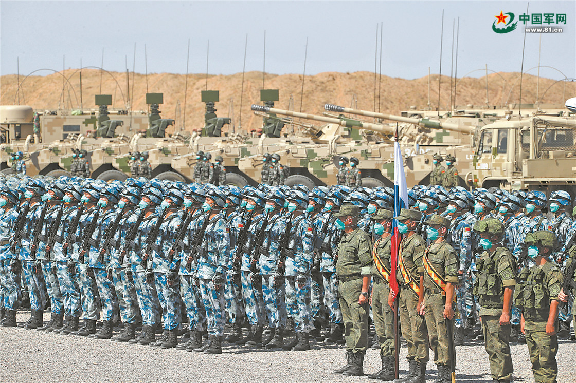 "西部·联合-2021"演习:中俄两军参演官兵接受沙场检阅