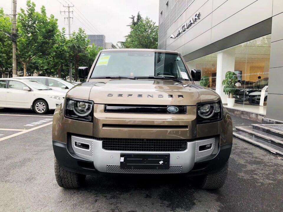 首台琥珀色路虎卫士到店!外观精致又大气,动力表现与宝马x5看齐