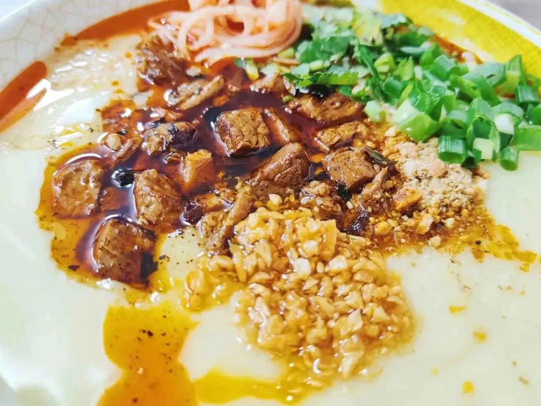 米线,巷道外也有不少美食,酱粑粑,汤圆,螺蛳粉,烧饼,总有你喜欢的保山