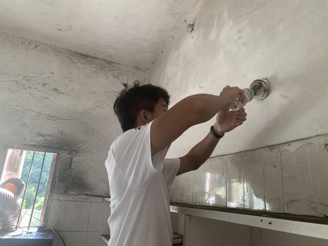 赴上饶市铅山县乡村振兴实践团开展更换废旧灯泡志愿服务活动