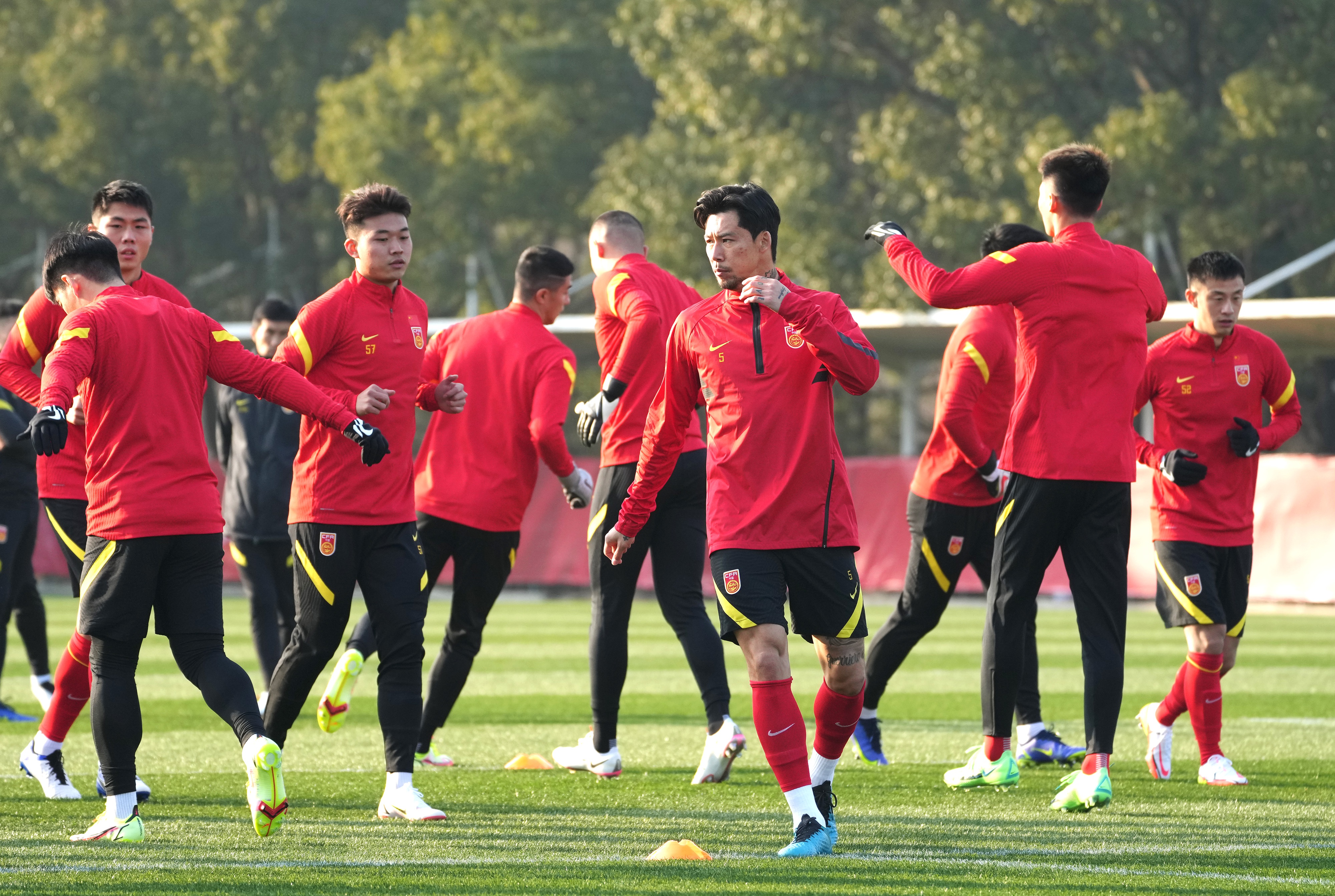 (体育)足球——国足在上海集训