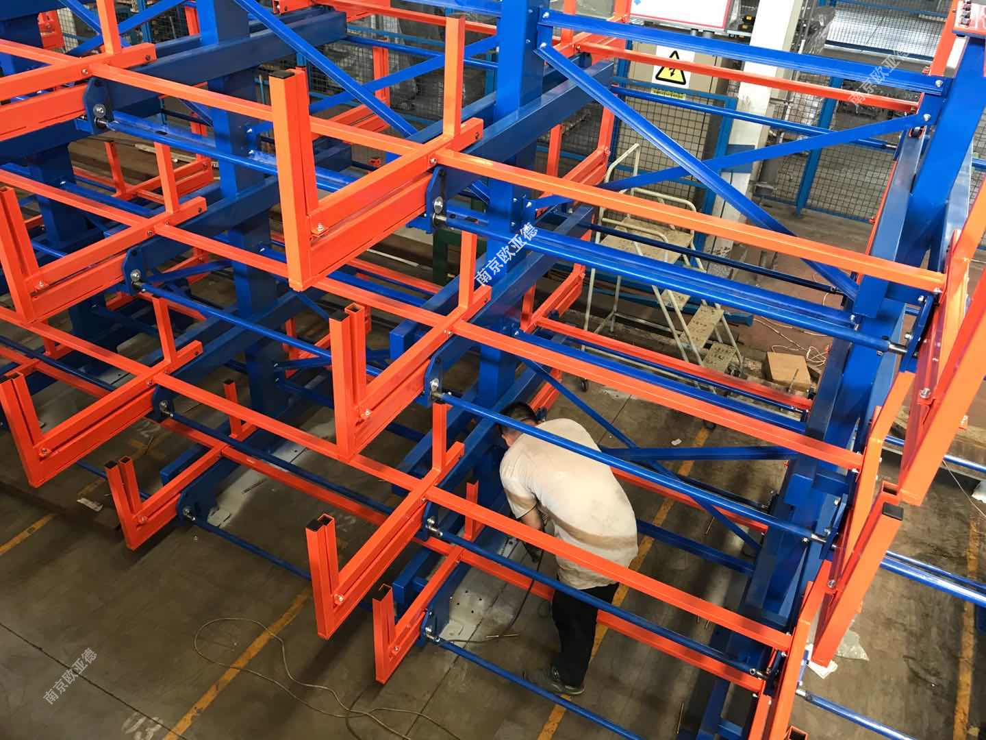 伸缩悬臂货架:钢材为什么不能直接堆放在地面上