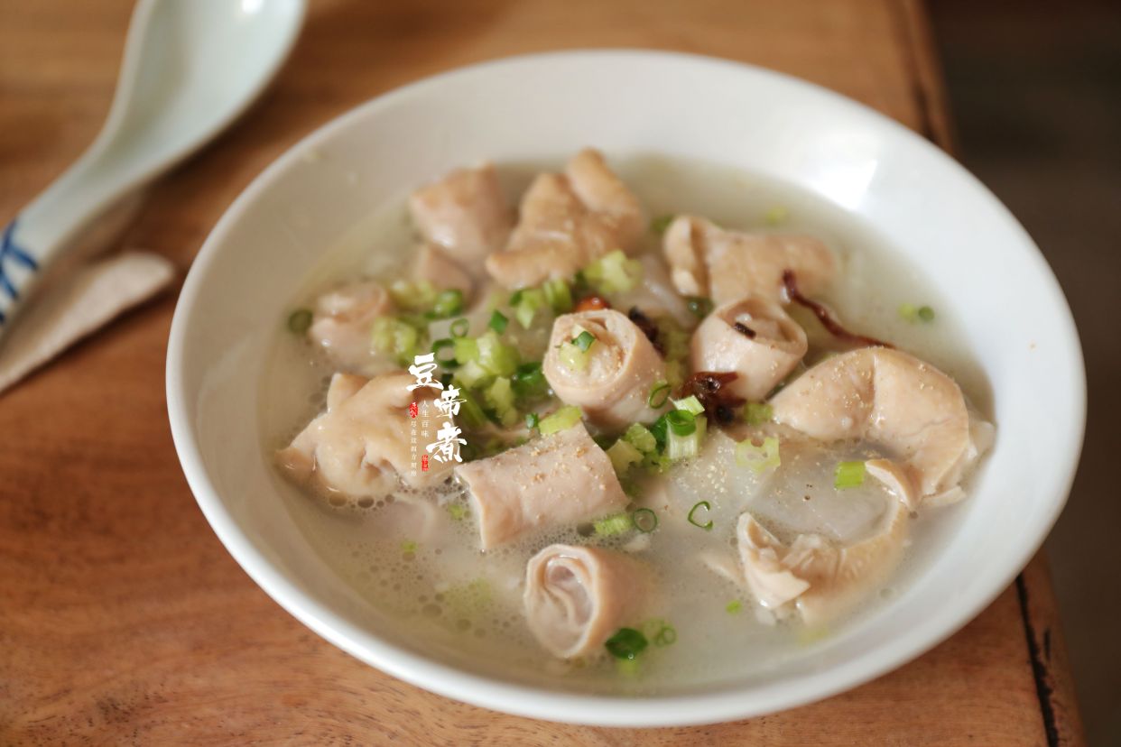 泉州的特色小吃"小肠汤"吃过一次就忘不了,味道醇香口感真好