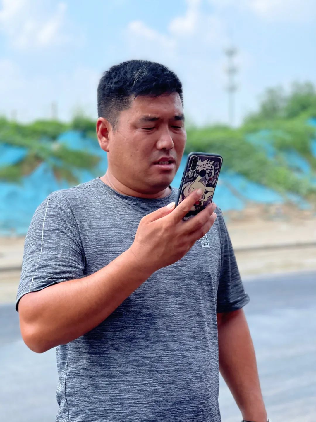 洪水中开车转移2000多人,找到他了