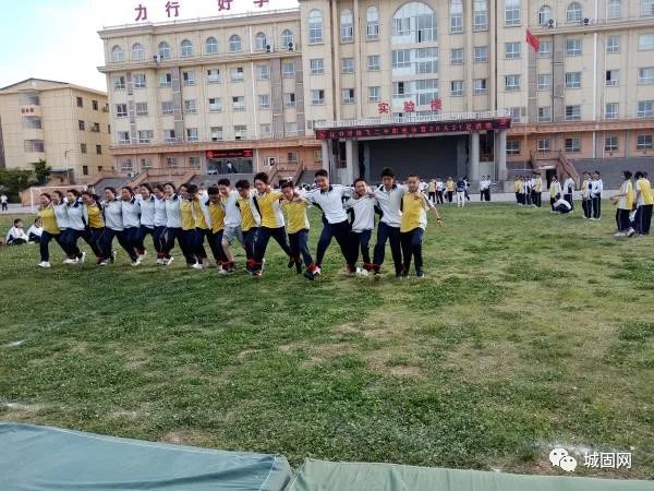 城固陕飞二中举办阳光体育21人21足活动