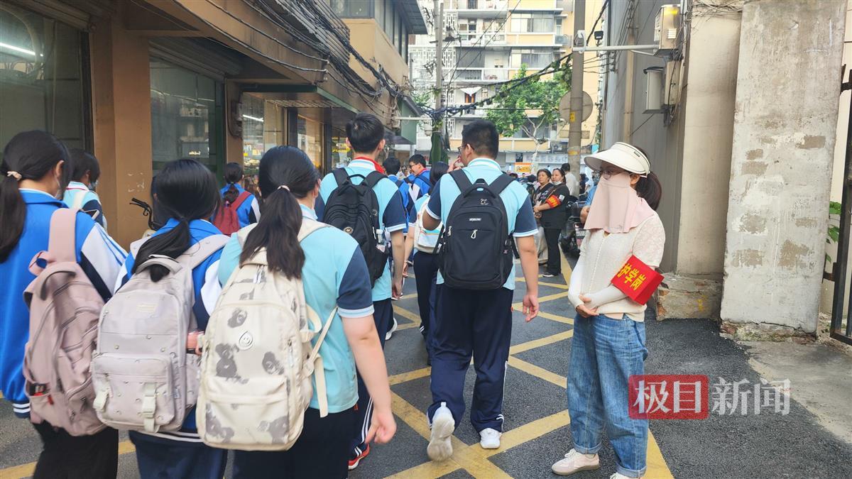 家长志愿者轮岗守护"放学路",警校家社联手缓解校门口"潮汐堵局"