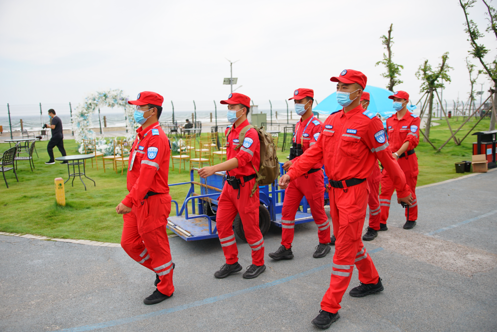 海上应急救援队守护金沙滩啤酒城海岸线