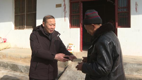 董诠闻春节前夕走访慰问困难老党员